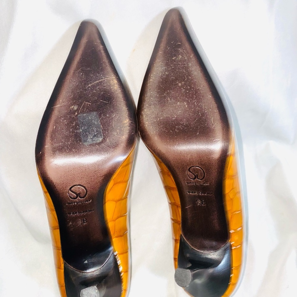 St. John Embossed Croc Pumps - Picture 6 of 7